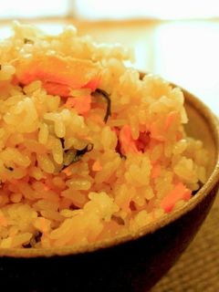 めんつゆだけで*鮭とワカメの炊き込みご飯-レシピのメイン写真