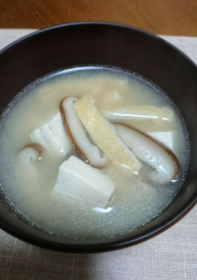豆腐と椎茸と油揚げのお味噌汁-レシピのメイン写真