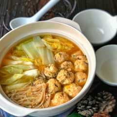 A picture of 絹揚げと塩昆布入りで＊ふわもち鶏団子鍋＊.