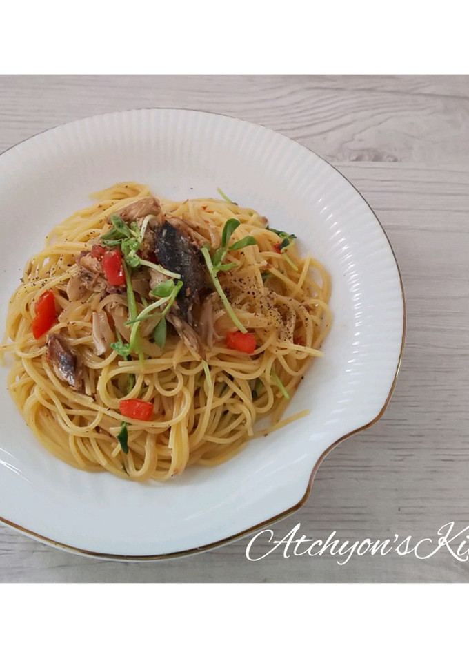 お洒落な秋刀魚と舞茸と豆苗のオイルパスタ-レシピのメイン写真