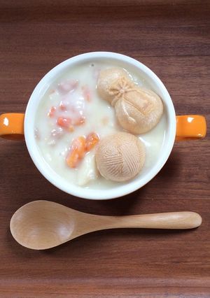 食卓に彩り！シチューに　もなか皮！-レシピのメイン写真
