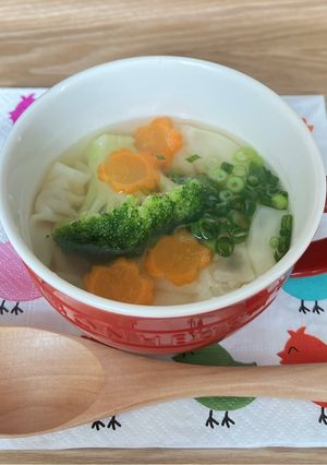 市販ワンタンスープに野菜をプラスして-レシピのメイン写真