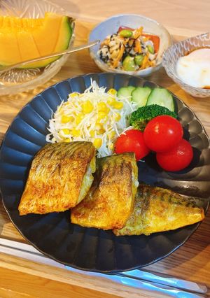 簡単ご飯がすすむ🐾鯖のカレー風味ソテー-レシピのメイン写真