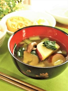 薩摩芋としいたけと小松菜の味噌汁-レシピのメイン写真