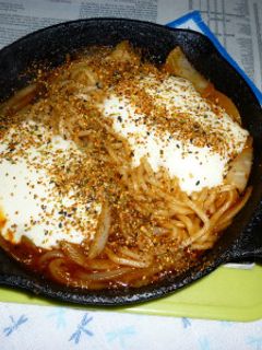 玉ねぎ+チーズのピリ辛焼きうどん-レシピのメイン写真