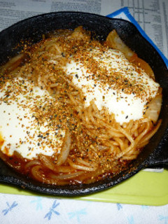 玉ねぎ+チーズのピリ辛焼きうどん-レシピのメイン写真