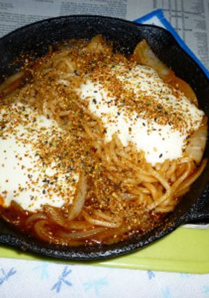 玉ねぎ＋チーズのピリ辛焼きうどん-レシピのメイン写真