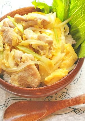 休日ランチ！ブロッコリ茎玉ねぎ入り親子丼-レシピのメイン写真