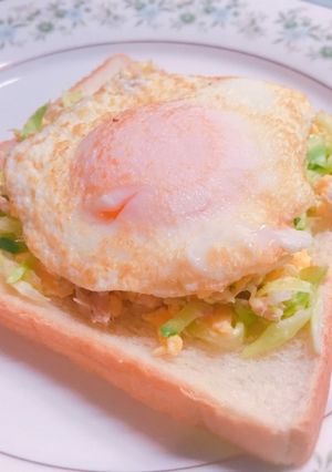 朝食！目玉焼とコールスローオープンサンド-レシピのメイン写真
