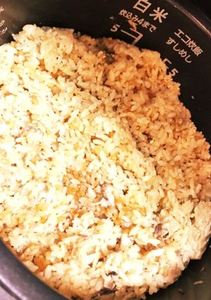 味見が止まらぬ！サバ缶炊き込みご飯-レシピのメイン写真