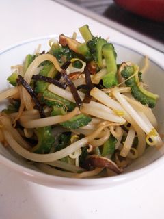 シンプル副菜 ゴーヤともやしの塩昆布炒め-レシピのメイン写真