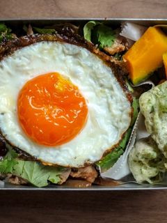お弁当に!豚肉エスニック炒めパクチー丼-レシピのメイン写真