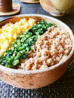 鶏そぼろと炒り卵と大根の葉っぱの三色丼-レシピのメイン写真