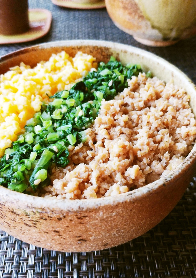 鶏そぼろと炒り卵と大根の葉っぱの三色丼-レシピのメイン写真
