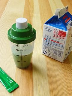 青汁牛乳【ふりふり青汁シェイカー】-レシピのメイン写真
