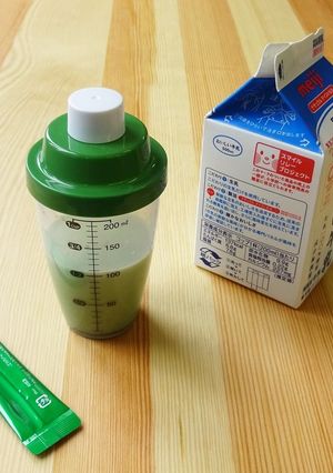 青汁牛乳【ふりふり青汁シェイカー】-レシピのメイン写真