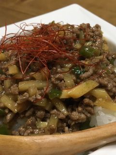 青椒肉絲風 そぼろ丼-レシピのメイン写真