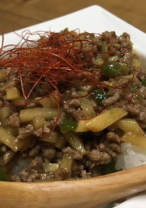 青椒肉絲風 そぼろ丼-レシピのメイン写真