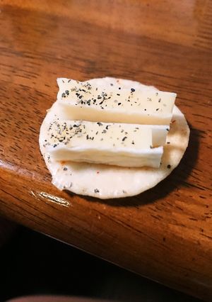せんべいにチーズ鱈乗せたおつまみ-レシピのメイン写真