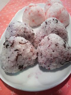 ゆかりと塩昆布とごまのおにぎり-レシピのメイン写真