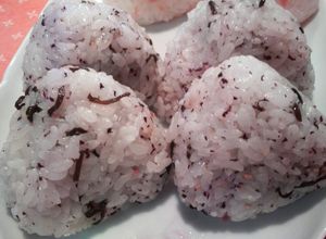 ゆかりと塩昆布とごまのおにぎり-レシピのメイン写真
