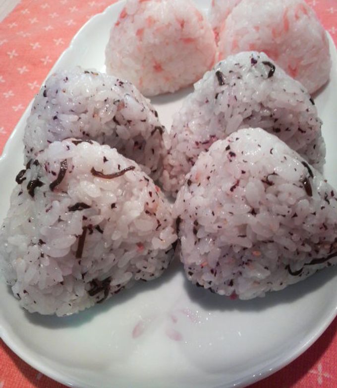 ゆかりと塩昆布とごまのおにぎり-レシピのメイン写真