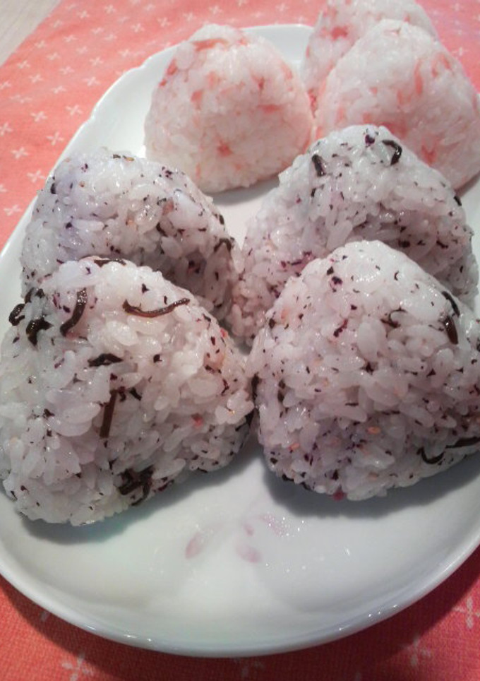 ゆかりと塩昆布とごまのおにぎり-レシピのメイン写真