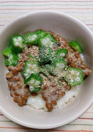 栄養満点！お粥に納豆とおくら(^-^)/-レシピのメイン写真