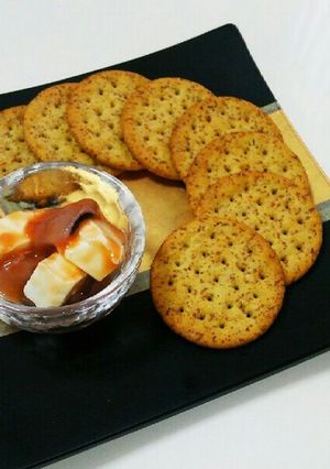☆塩辛とクリ～ムチ～ズのクラッカｰ添え☆-レシピのメイン写真