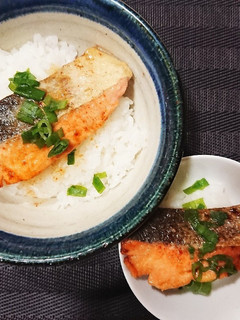 お魚苦手な主人も満足♥️鮭バタ丼-レシピのメイン写真
