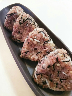 六助の塩!ひじきとしらすの雑穀米おむすび-レシピのメイン写真