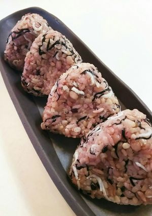六助の塩！ひじきとしらすの雑穀米おむすび-レシピのメイン写真