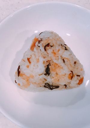塩こんぶ、おかか梅干しのふんわりおにぎり-レシピのメイン写真