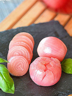 ビーツで染まった小さい玉ねぎのピクルス♪-レシピのメイン写真