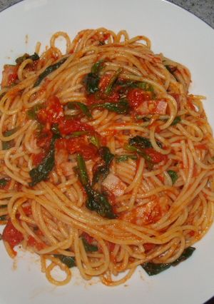 ほうれん草とベーコンのトマトソースパスタ-レシピのメイン写真