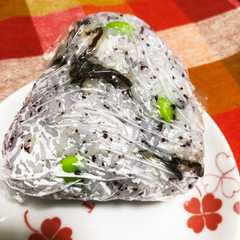 รูปของ 枝豆とゆかりの塩昆布おにぎり