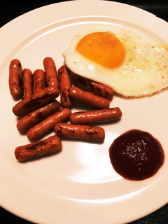 ポークビッツ炒めと目玉焼き-レシピのメイン写真