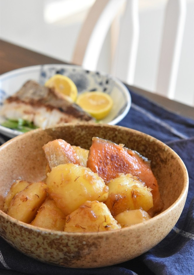 鮭とじゃがいもの味噌バター煮込み-レシピのメイン写真