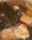 どっさり昆布を頂く♪豚軟骨ソーキ煮込み♪