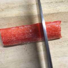รูปของ カニカマのストレスフリーな切り方