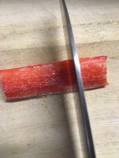 カニカマのストレスフリーな切り方-レシピのメイン写真