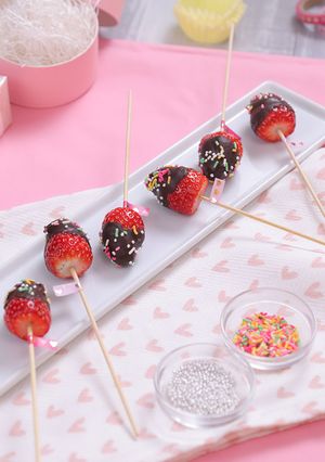 アレンジ自在！いちごとチョコのロリポップ-レシピのメイン写真