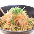 辛味もやしと極太麺の激辛油そば!