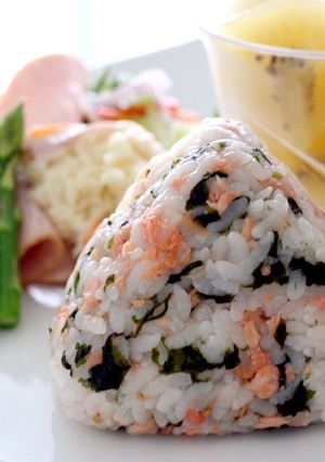 おにぎり朝食☆鮭と韓国海苔のおにぎり-レシピのメイン写真