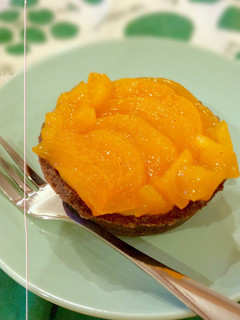 お手軽に♫柿とチョコレートのタルト-レシピのメイン写真