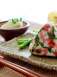 おにぎり朝食☆赤かぶ漬けと大葉のおにぎり-レシピのメイン写真