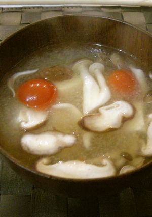 キノコのみそ汁★ミニトマトを入れました♪-レシピのメイン写真