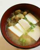 豆腐、大根の葉、天かす(揚げ玉)の味噌汁