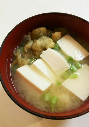 豆腐、大根の葉、天かす(揚げ玉)の味噌汁-レシピのメイン写真