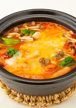 ピザ用チーズで簡単　トマトチーズ鍋-レシピのメイン写真